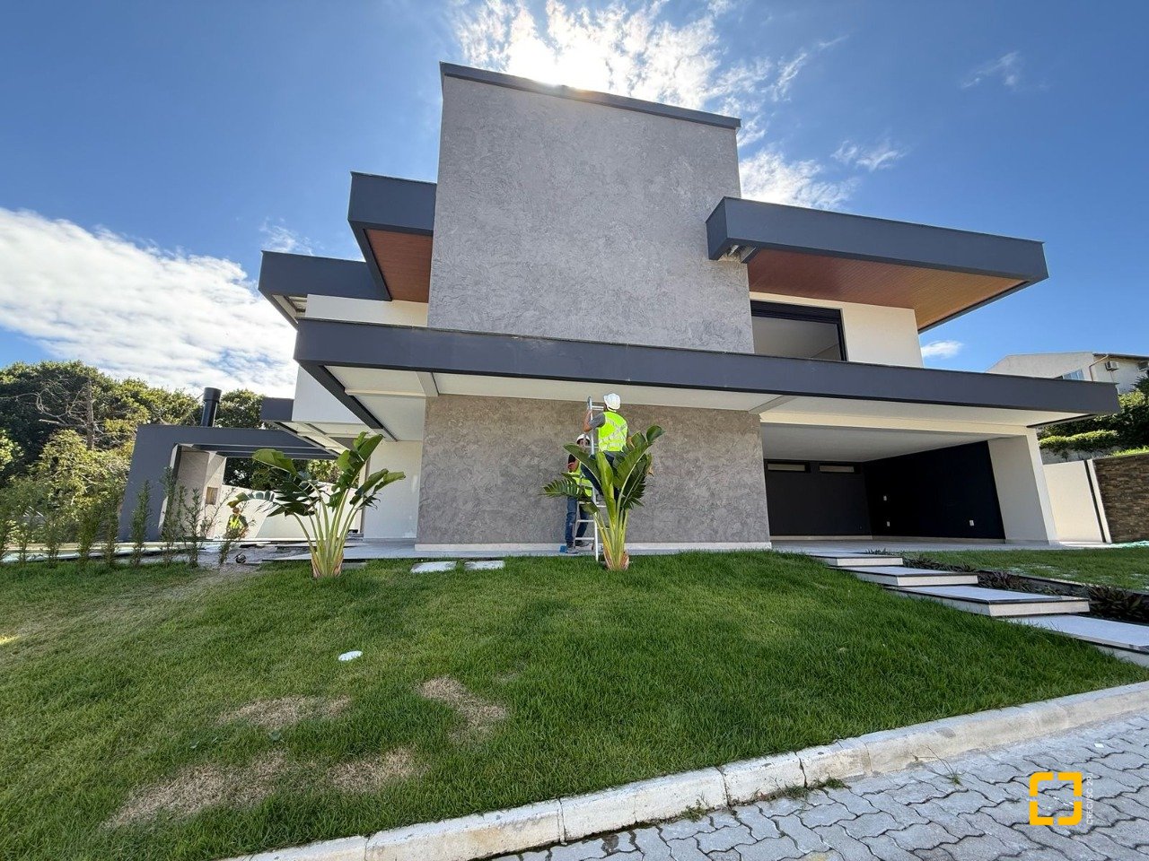 Casa de Condomínio com 296m², 8 quartos (sendo 4 suítes), 2 garagens, no bairro Ingleses em Florianópolis