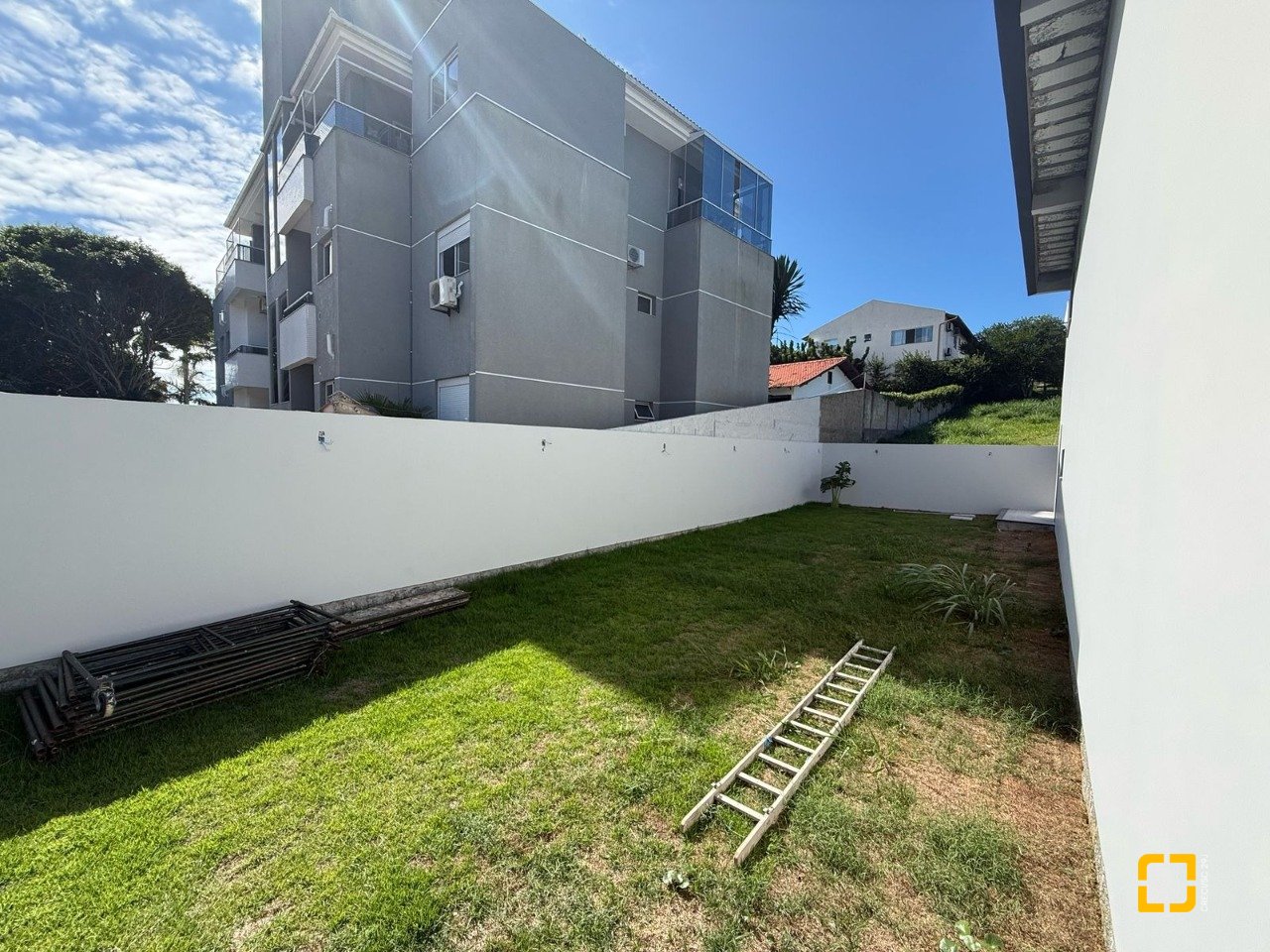 Casa de Condomínio com 296m², 8 quartos (sendo 4 suítes), 2 garagens, no bairro Ingleses em Florianópolis