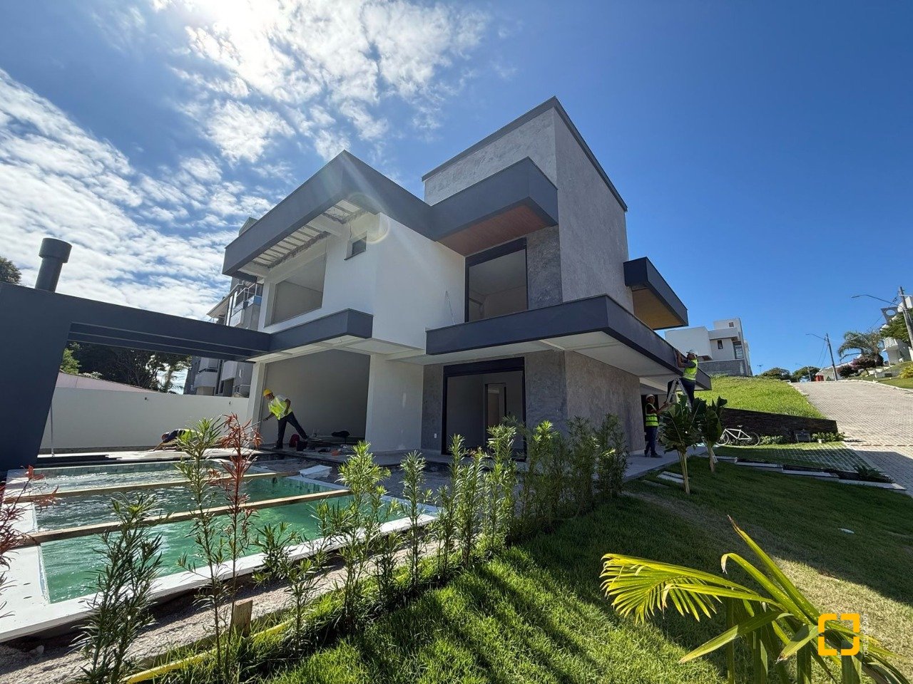 Casa de Condomínio com 296m², 8 quartos (sendo 4 suítes), 2 garagens, no bairro Ingleses em Florianópolis