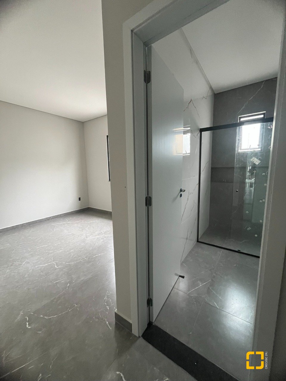 Casa com 79m², 3 quartos (sendo 1 suíte), 2 garagens, no bairro Rio Vermelho em Florianópolis