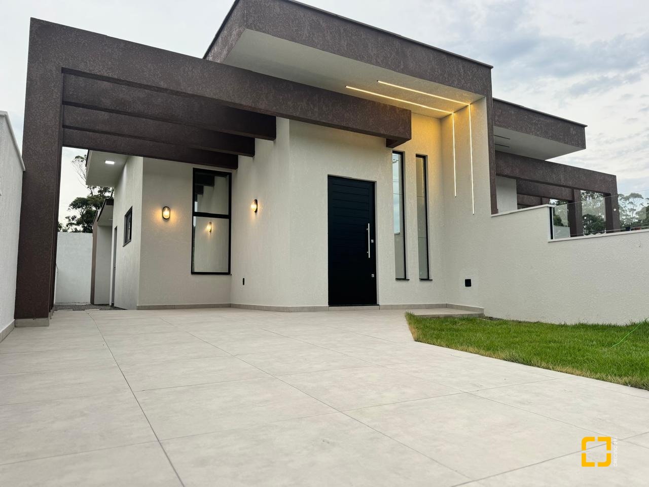 Casa com 79m², 3 quartos (sendo 1 suíte), 2 garagens, no bairro Rio Vermelho em Florianópolis