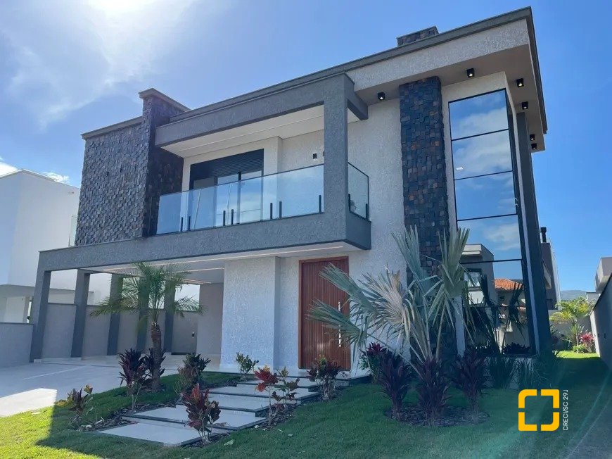 Casa de Condomínio com 239m², 7 quartos (sendo 3 suítes), 4 garagens, no bairro Rio Vermelho em Florianópolis