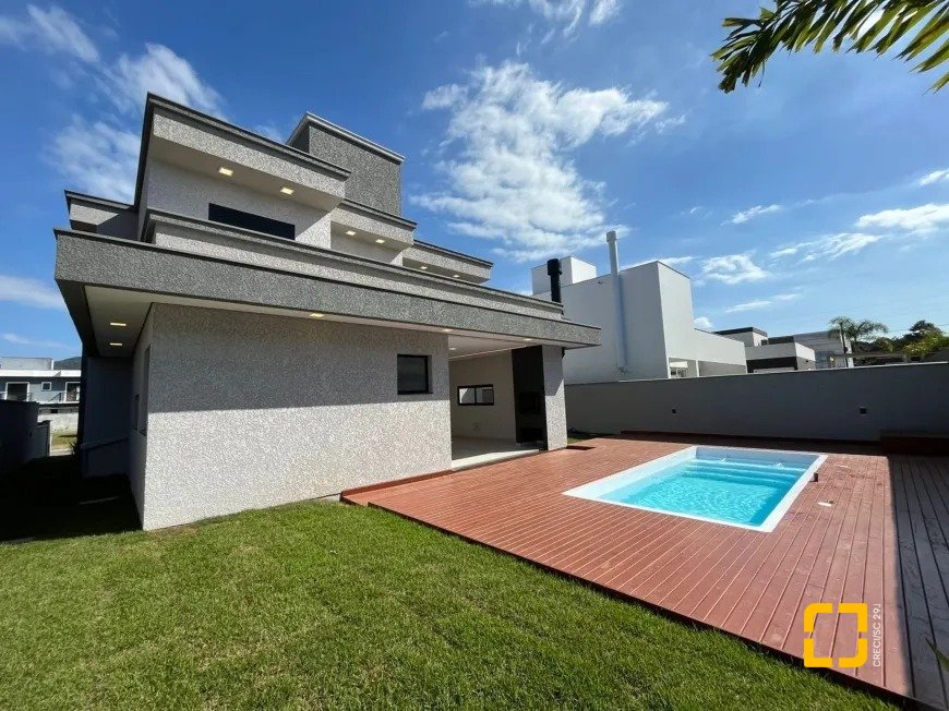 Casa de Condomínio com 239m², 7 quartos (sendo 3 suítes), 4 garagens, no bairro Rio Vermelho em Florianópolis