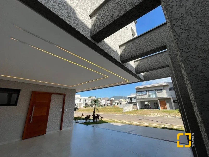 Casa de Condomínio com 239m², 7 quartos (sendo 3 suítes), 4 garagens, no bairro Rio Vermelho em Florianópolis