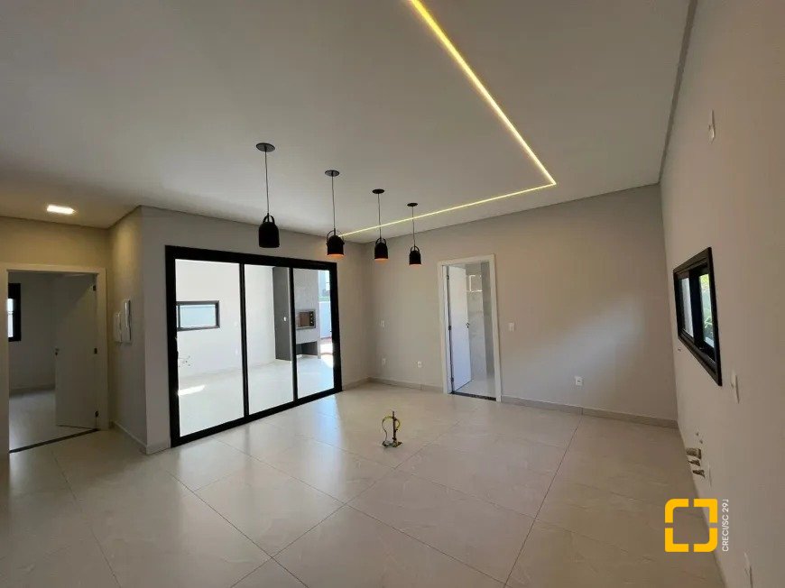 Casa de Condomínio com 239m², 7 quartos (sendo 3 suítes), 4 garagens, no bairro Rio Vermelho em Florianópolis