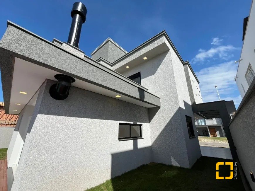 Casa de Condomínio com 239m², 7 quartos (sendo 3 suítes), 4 garagens, no bairro Rio Vermelho em Florianópolis