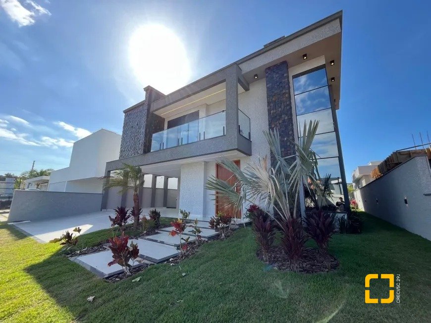 Casa de Condomínio com 239m², 7 quartos (sendo 3 suítes), 4 garagens, no bairro Rio Vermelho em Florianópolis