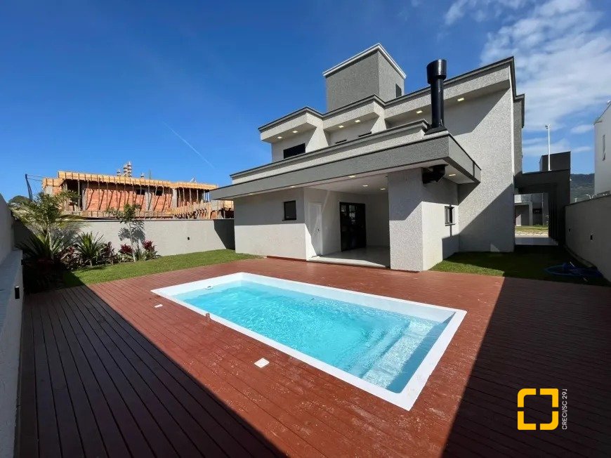 Casa de Condomínio com 239m², 7 quartos (sendo 3 suítes), 4 garagens, no bairro Rio Vermelho em Florianópolis