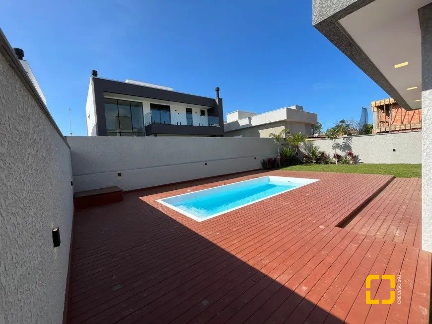 Casa de Condomínio com 239m², 7 quartos (sendo 3 suítes), 4 garagens, no bairro Rio Vermelho em Florianópolis