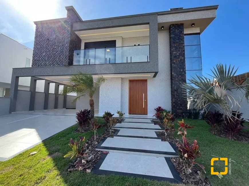 Casa de Condomínio com 239m², 7 quartos (sendo 3 suítes), 4 garagens, no bairro Rio Vermelho em Florianópolis