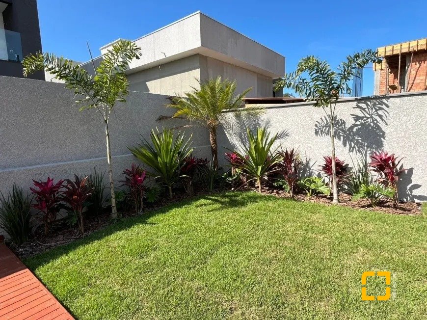 Casa de Condomínio com 239m², 7 quartos (sendo 3 suítes), 4 garagens, no bairro Rio Vermelho em Florianópolis