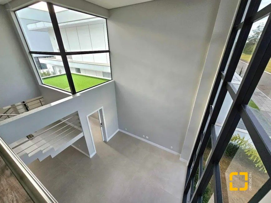 Casa de Condomínio com 320m², 4 quartos (sendo 3 suítes), 4 garagens, no bairro Ratones em Florianópolis