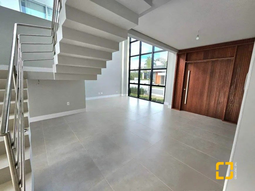 Casa de Condomínio com 320m², 4 quartos (sendo 3 suítes), 4 garagens, no bairro Ratones em Florianópolis