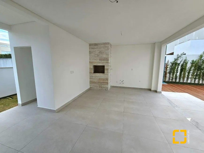 Casa de Condomínio com 320m², 4 quartos (sendo 3 suítes), 4 garagens, no bairro Ratones em Florianópolis