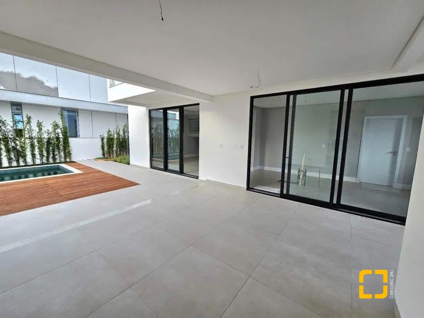 Casa de Condomínio com 320m², 4 quartos (sendo 3 suítes), 4 garagens, no bairro Ratones em Florianópolis