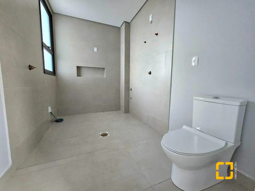 Casa de Condomínio com 320m², 4 quartos (sendo 3 suítes), 4 garagens, no bairro Ratones em Florianópolis