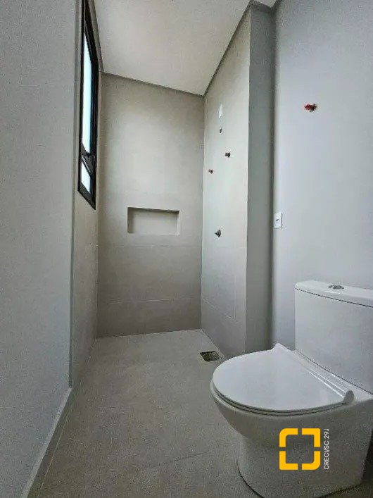 Casa de Condomínio com 320m², 4 quartos (sendo 3 suítes), 4 garagens, no bairro Ratones em Florianópolis