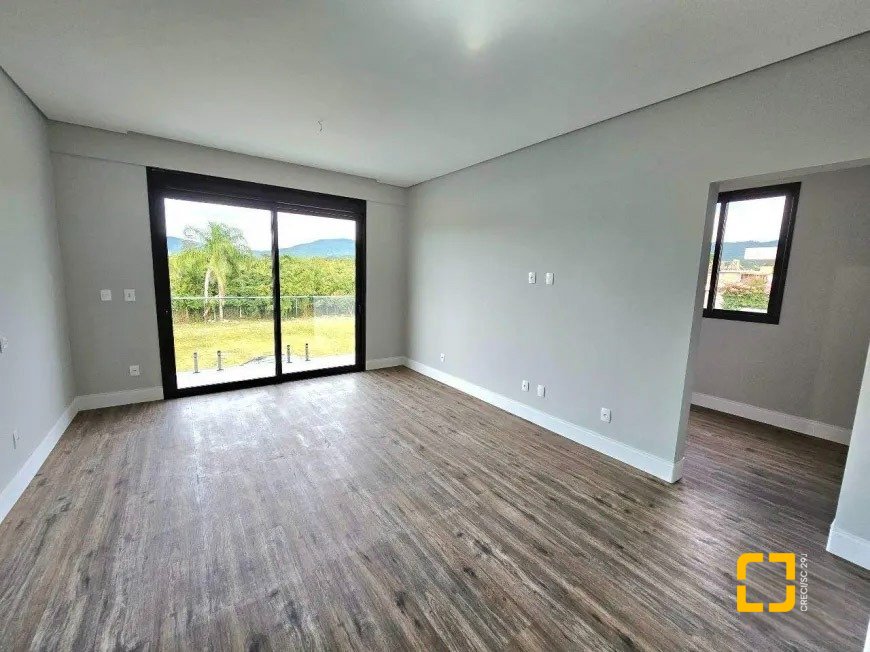 Casa de Condomínio com 320m², 4 quartos (sendo 3 suítes), 4 garagens, no bairro Ratones em Florianópolis