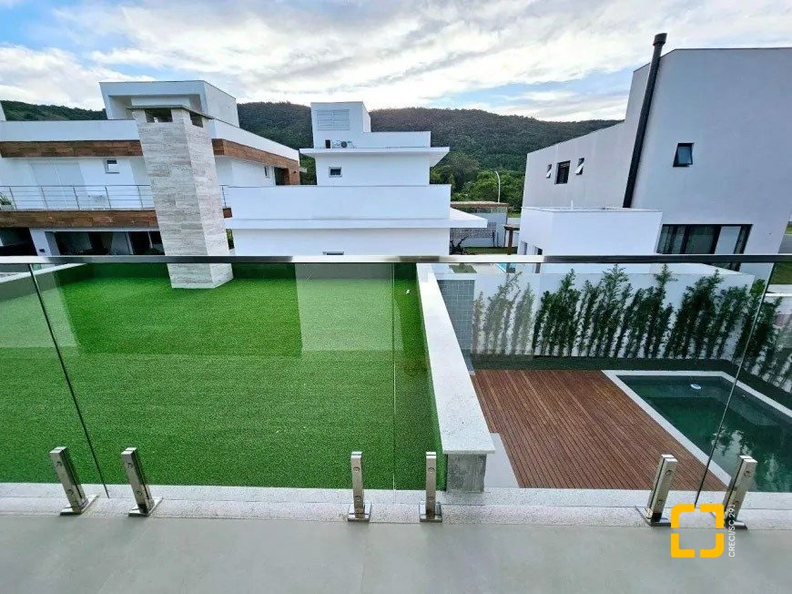 Casa de Condomínio com 320m², 4 quartos (sendo 3 suítes), 4 garagens, no bairro Ratones em Florianópolis