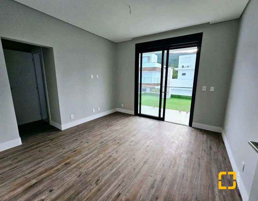 Casa de Condomínio com 320m², 4 quartos (sendo 3 suítes), 4 garagens, no bairro Ratones em Florianópolis