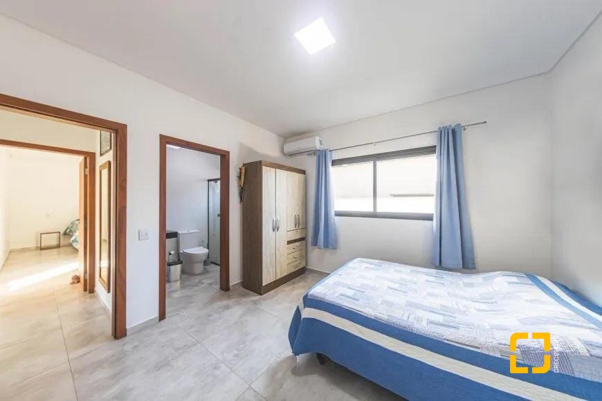 Casa de Condomínio com 150m², 6 quartos (sendo 2 suítes), 3 garagens, no bairro Rio Vermelho em Florianópolis