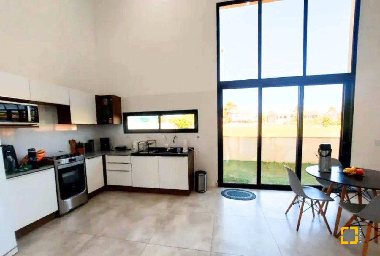 Casa de Condomínio com 150m², 6 quartos (sendo 2 suítes), 3 garagens, no bairro Rio Vermelho em Florianópolis