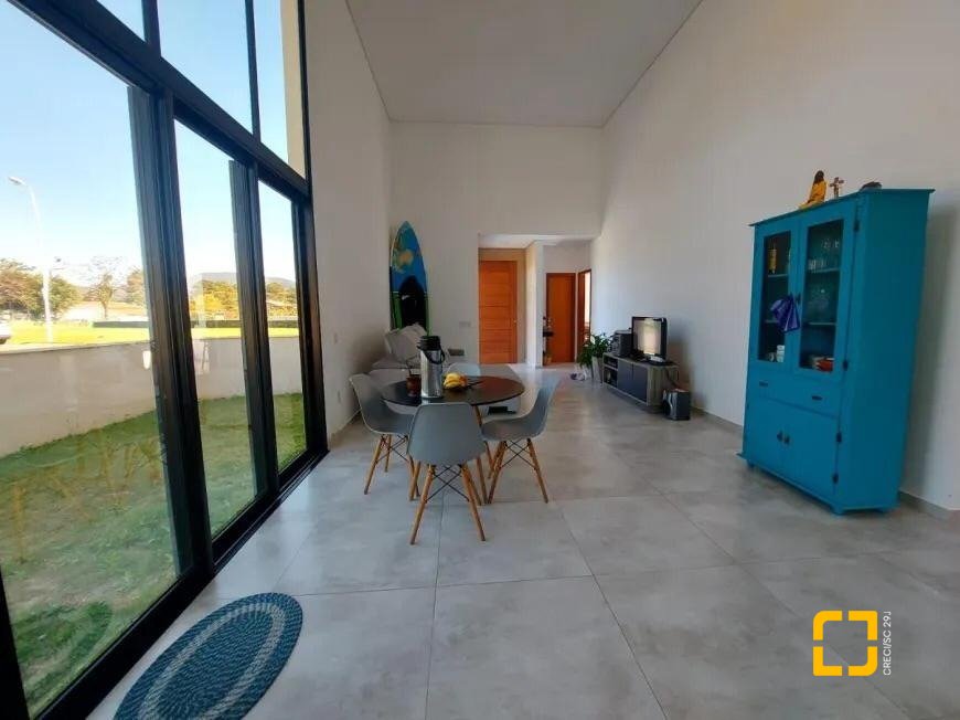 Casa de Condomínio com 150m², 6 quartos (sendo 2 suítes), 3 garagens, no bairro Rio Vermelho em Florianópolis
