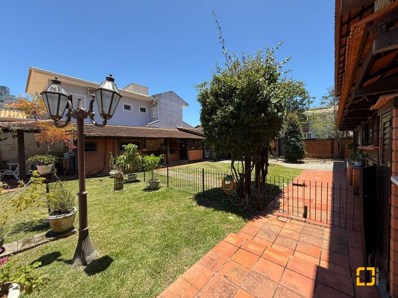 Casa com 540m², 5 quartos (sendo 2 suítes), 6 garagens, no bairro Itacorubi em Florianópolis