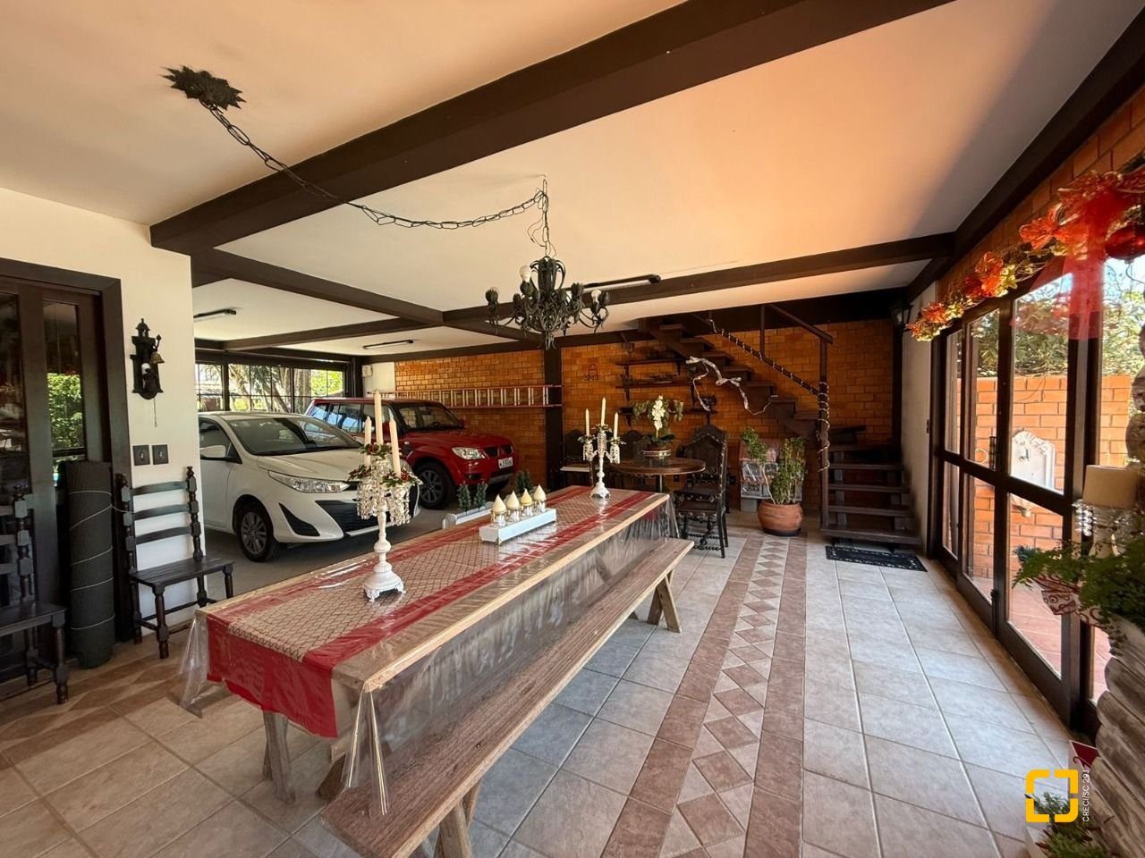 Casa com 540m², 5 quartos (sendo 2 suítes), 6 garagens, no bairro Itacorubi em Florianópolis