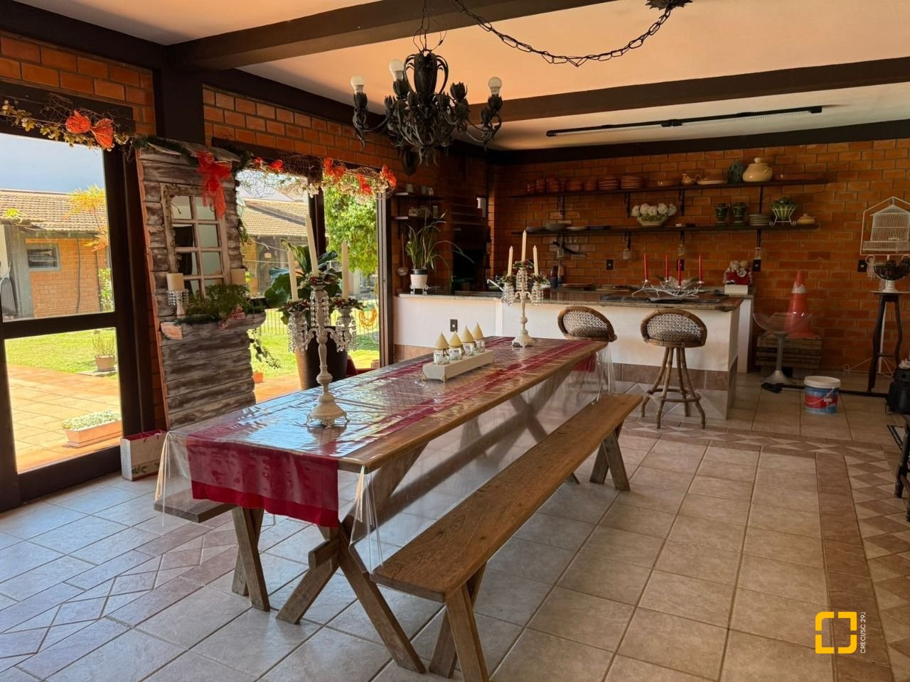 Casa com 540m², 5 quartos (sendo 2 suítes), 6 garagens, no bairro Itacorubi em Florianópolis