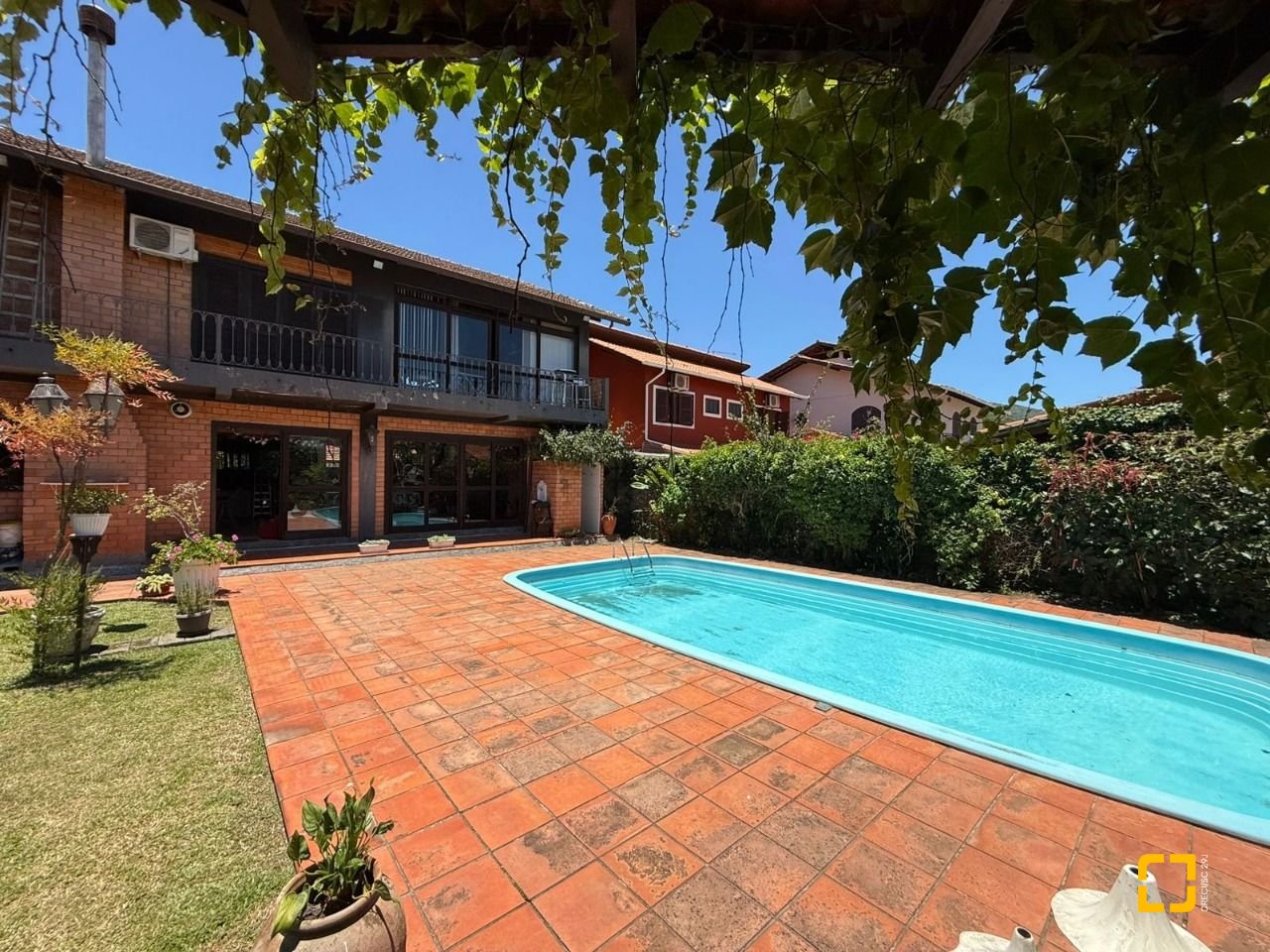 Casa com 540m², 5 quartos (sendo 2 suítes), 6 garagens, no bairro Itacorubi em Florianópolis