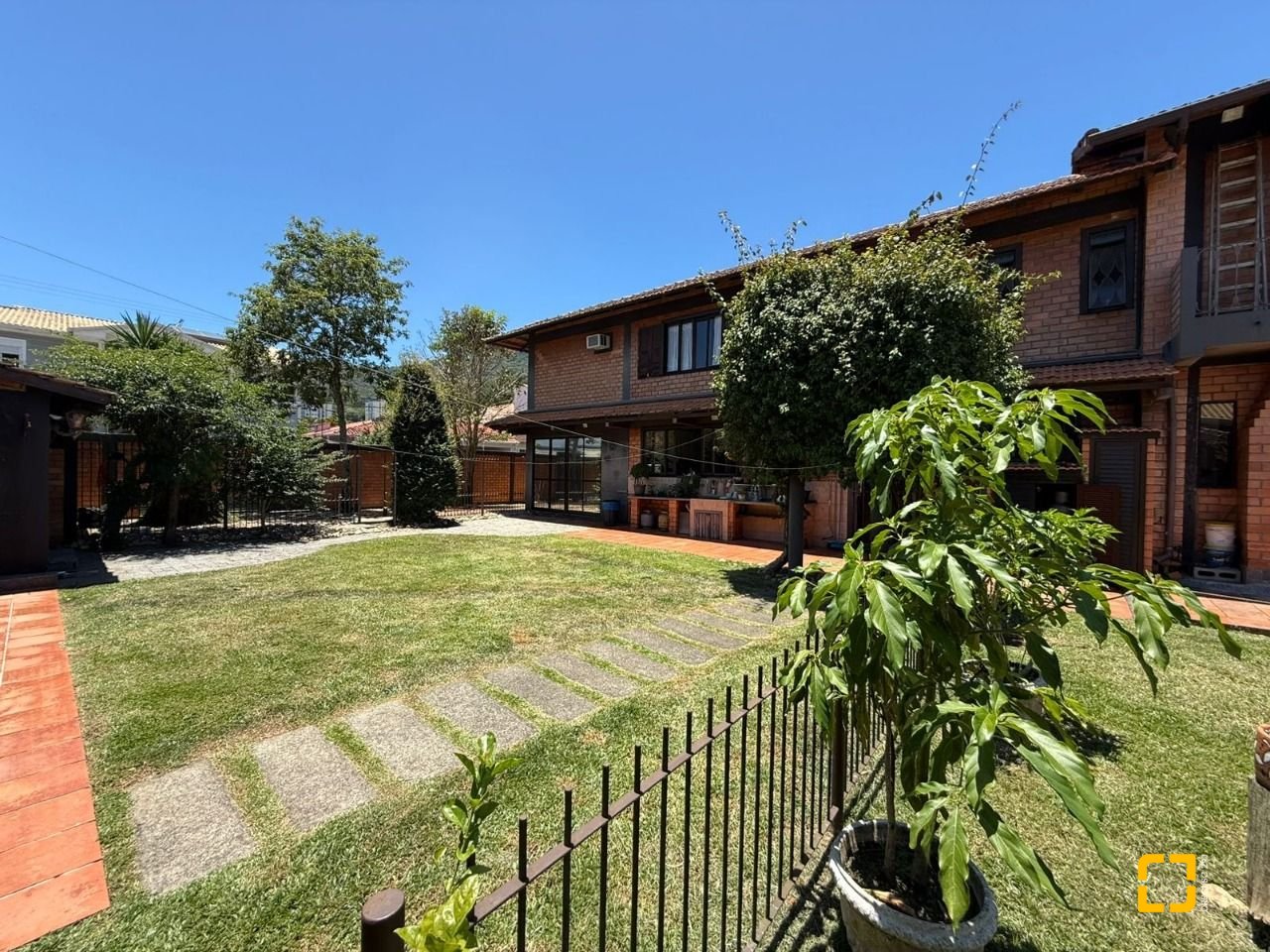 Casa com 540m², 5 quartos (sendo 2 suítes), 6 garagens, no bairro Itacorubi em Florianópolis