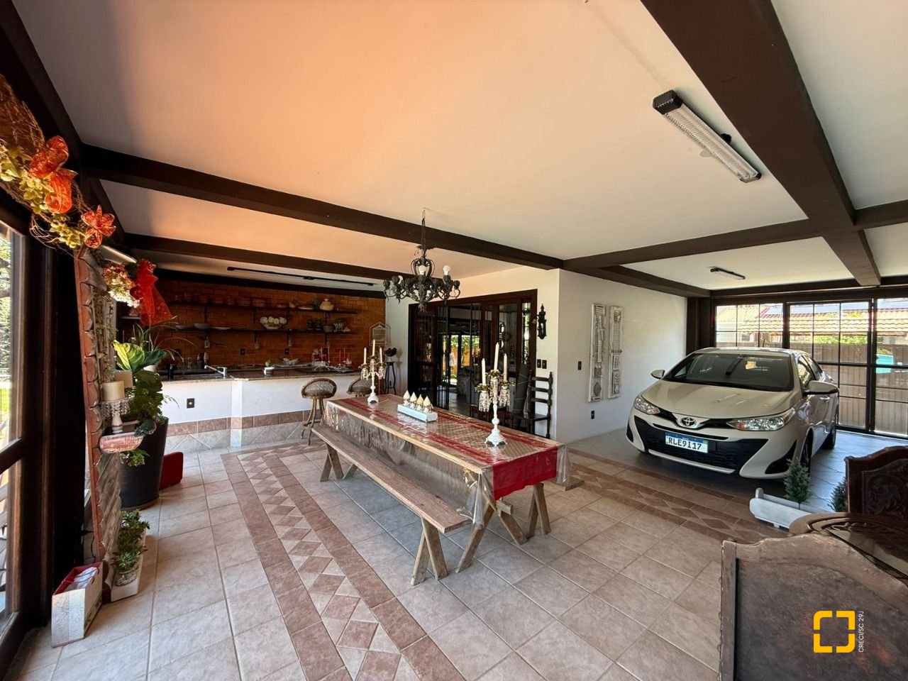 Casa com 540m², 5 quartos (sendo 2 suítes), 6 garagens, no bairro Itacorubi em Florianópolis