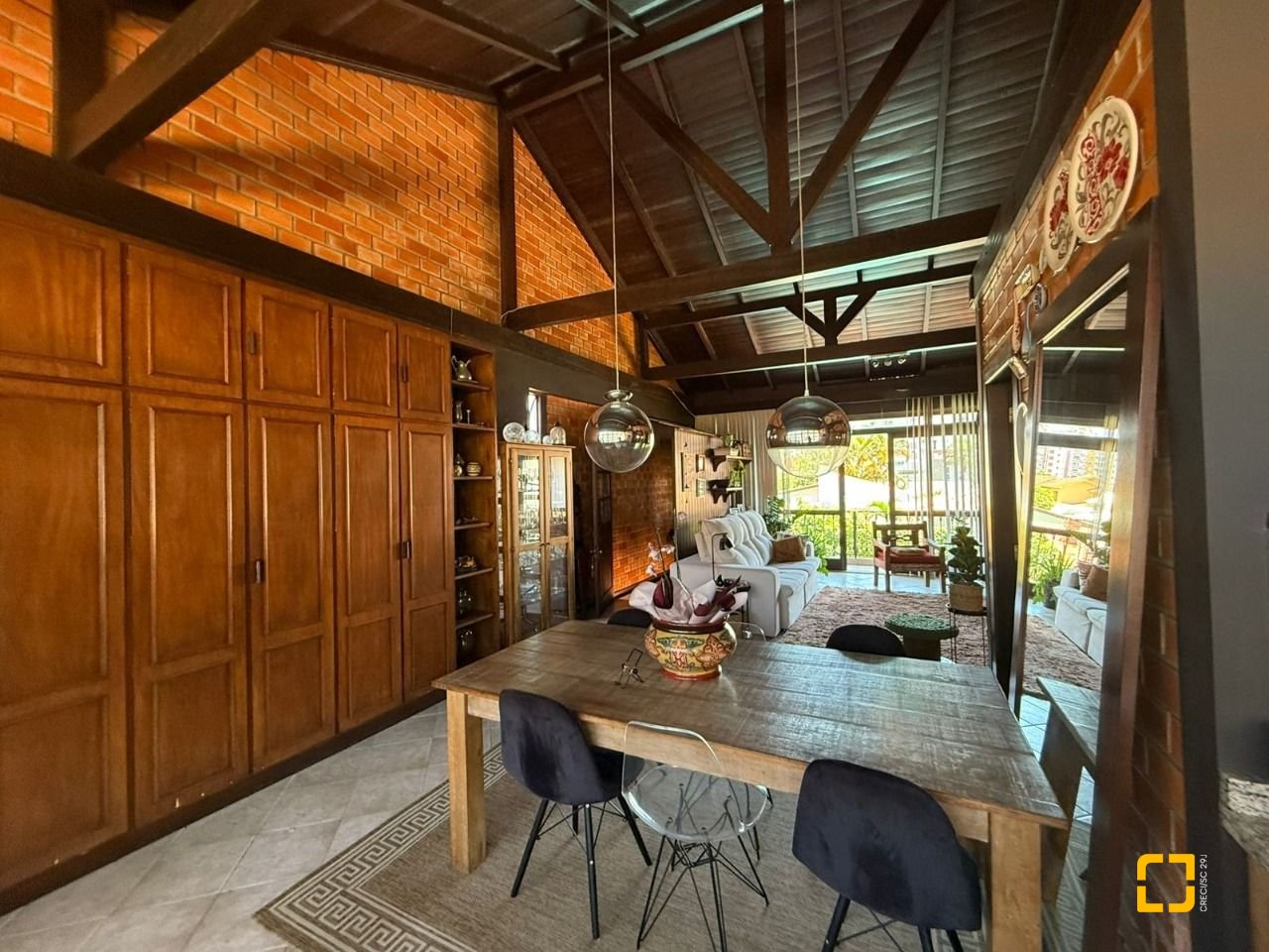 Casa com 540m², 5 quartos (sendo 2 suítes), 6 garagens, no bairro Itacorubi em Florianópolis