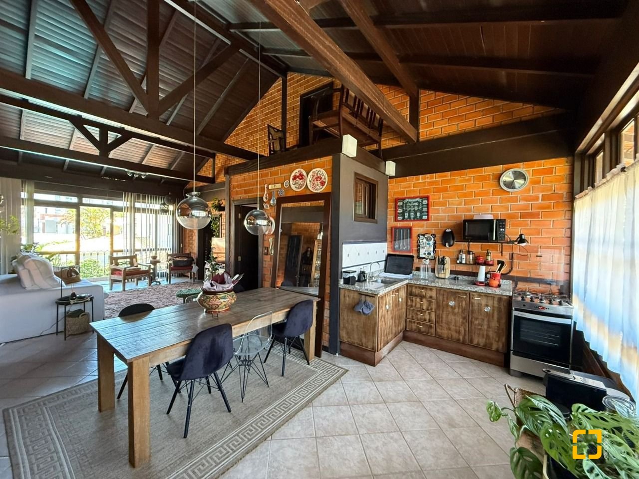 Casa com 540m², 5 quartos (sendo 2 suítes), 6 garagens, no bairro Itacorubi em Florianópolis