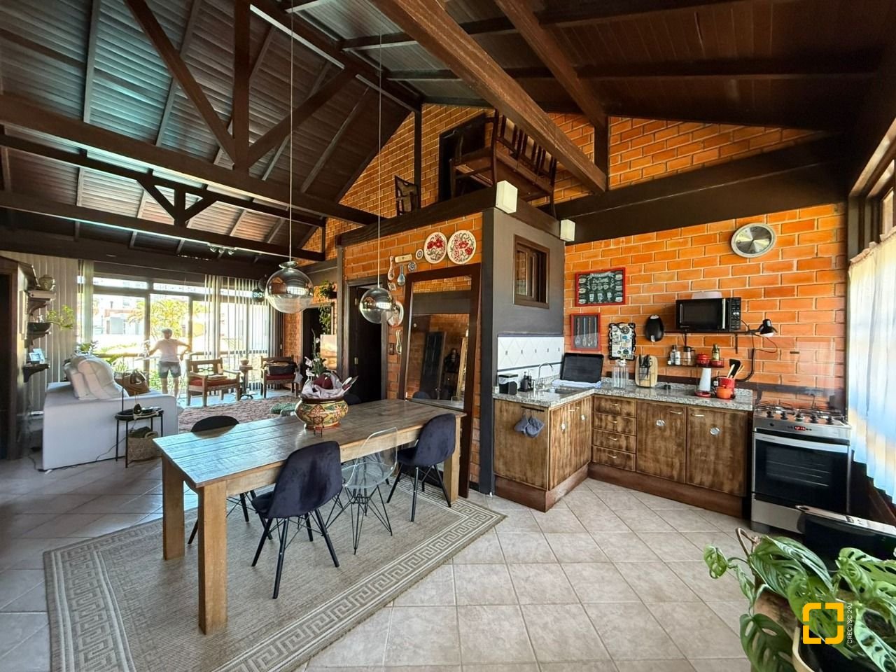 Casa com 540m², 5 quartos (sendo 2 suítes), 6 garagens, no bairro Itacorubi em Florianópolis