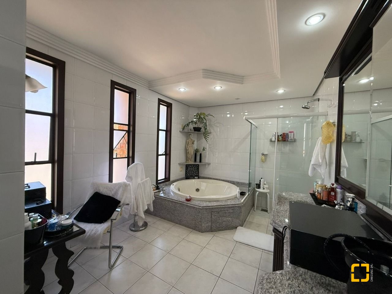 Casa com 540m², 5 quartos (sendo 2 suítes), 6 garagens, no bairro Itacorubi em Florianópolis