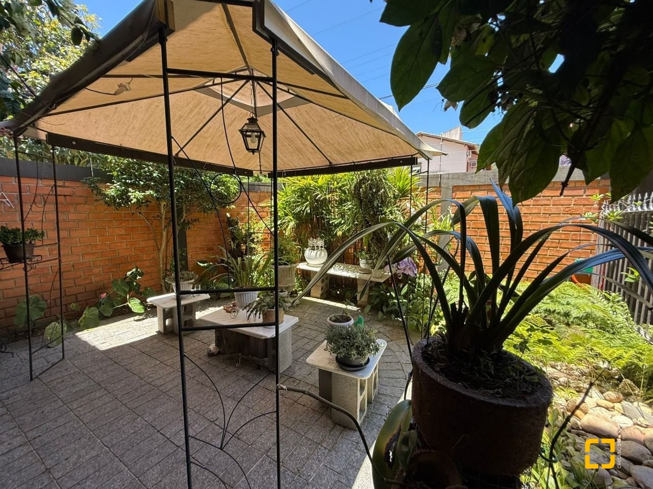 Casa com 540m², 5 quartos (sendo 2 suítes), 6 garagens, no bairro Itacorubi em Florianópolis