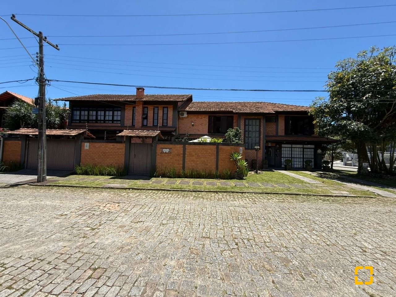 Casa com 540m², 5 quartos (sendo 2 suítes), 6 garagens, no bairro Itacorubi em Florianópolis