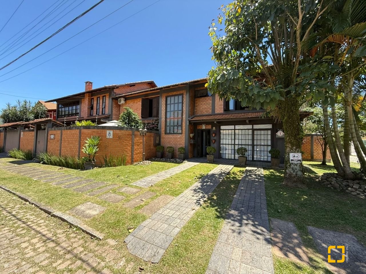 Casa com 540m², 5 quartos (sendo 2 suítes), 6 garagens, no bairro Itacorubi em Florianópolis