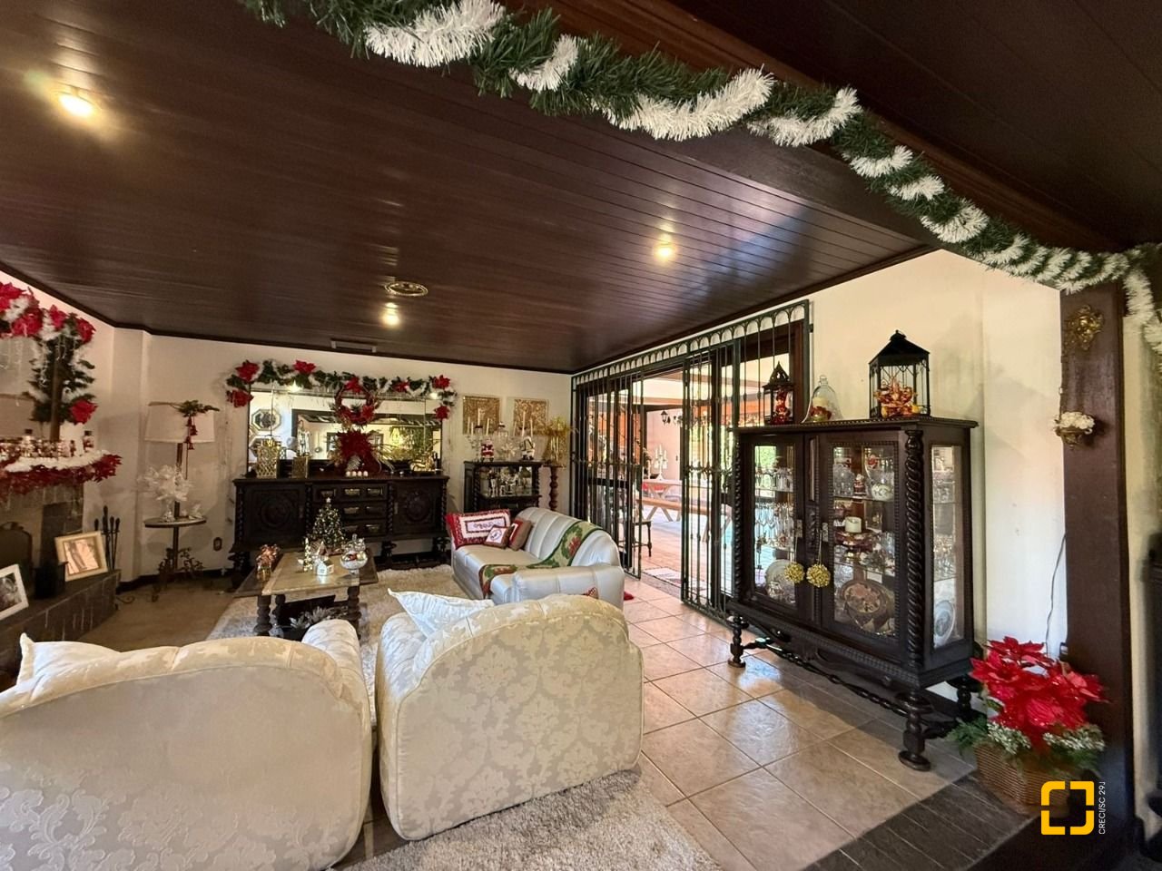 Casa com 540m², 5 quartos (sendo 2 suítes), 6 garagens, no bairro Itacorubi em Florianópolis