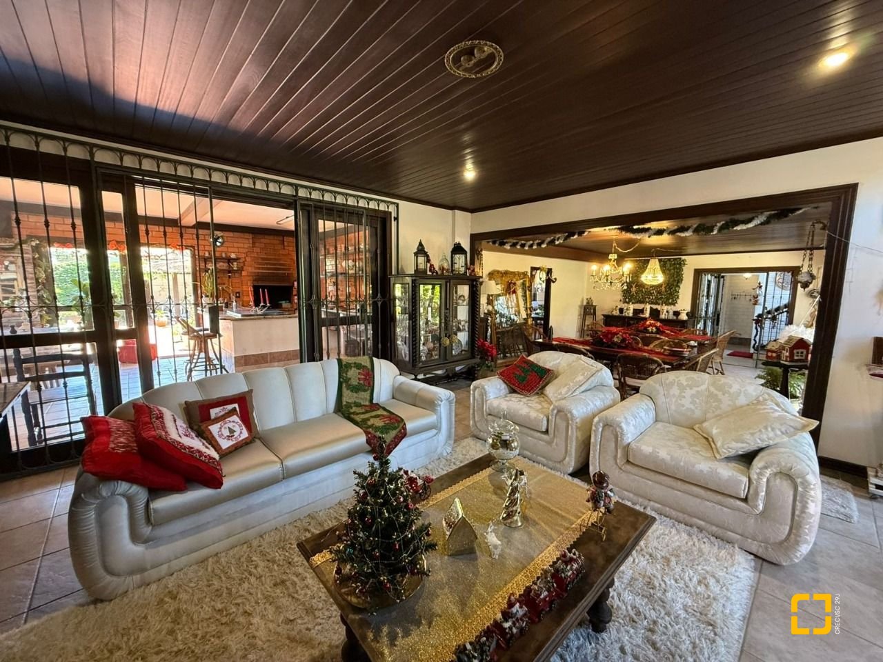 Casa com 540m², 5 quartos (sendo 2 suítes), 6 garagens, no bairro Itacorubi em Florianópolis