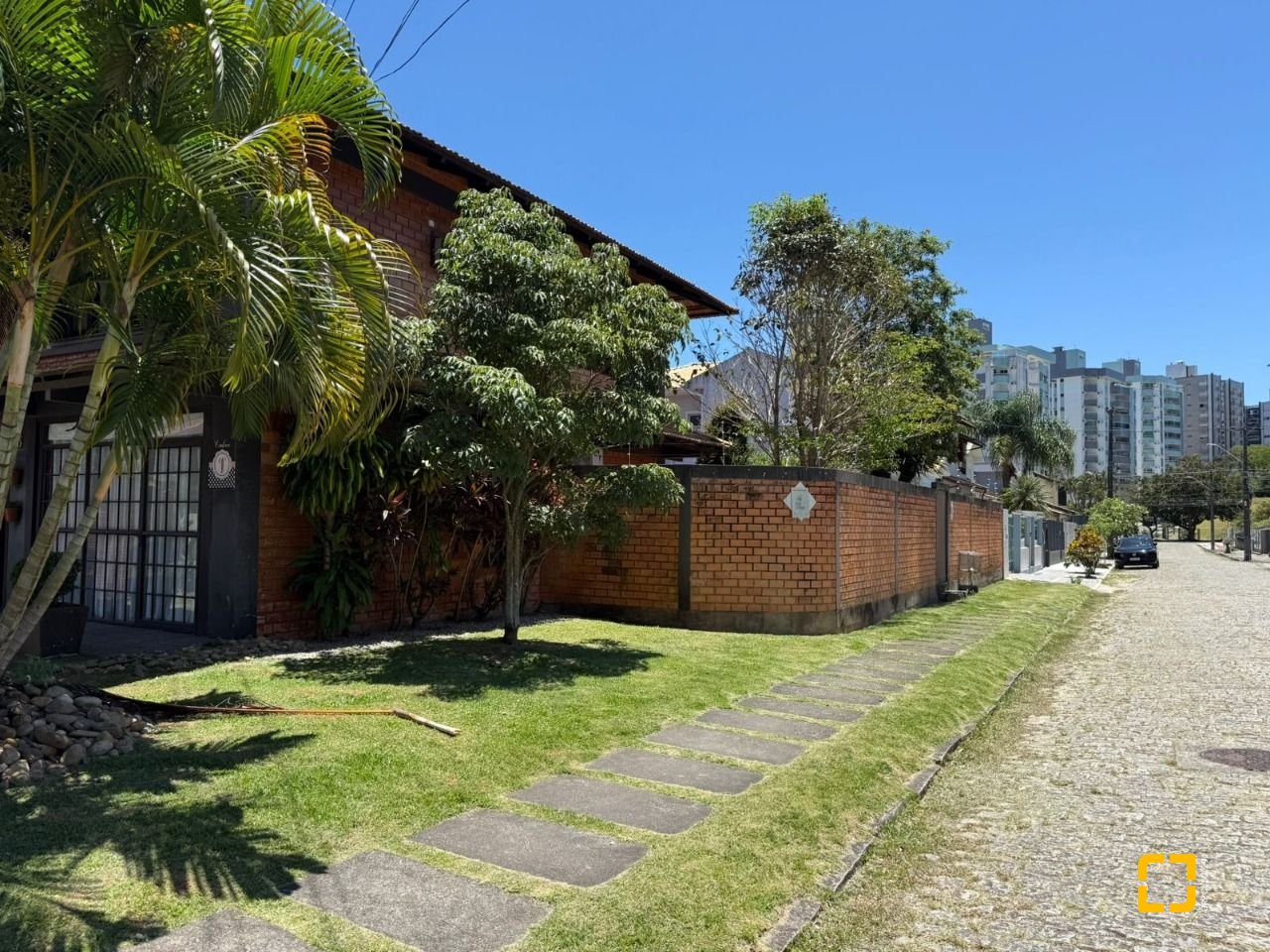 Casa com 540m², 5 quartos (sendo 2 suítes), 6 garagens, no bairro Itacorubi em Florianópolis