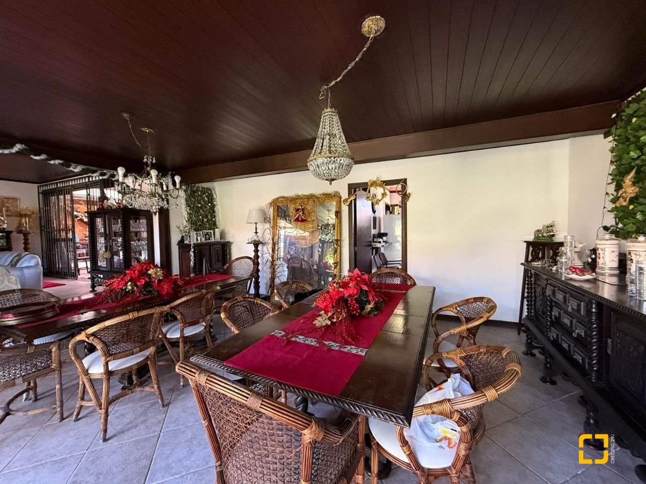 Casa com 540m², 5 quartos (sendo 2 suítes), 6 garagens, no bairro Itacorubi em Florianópolis