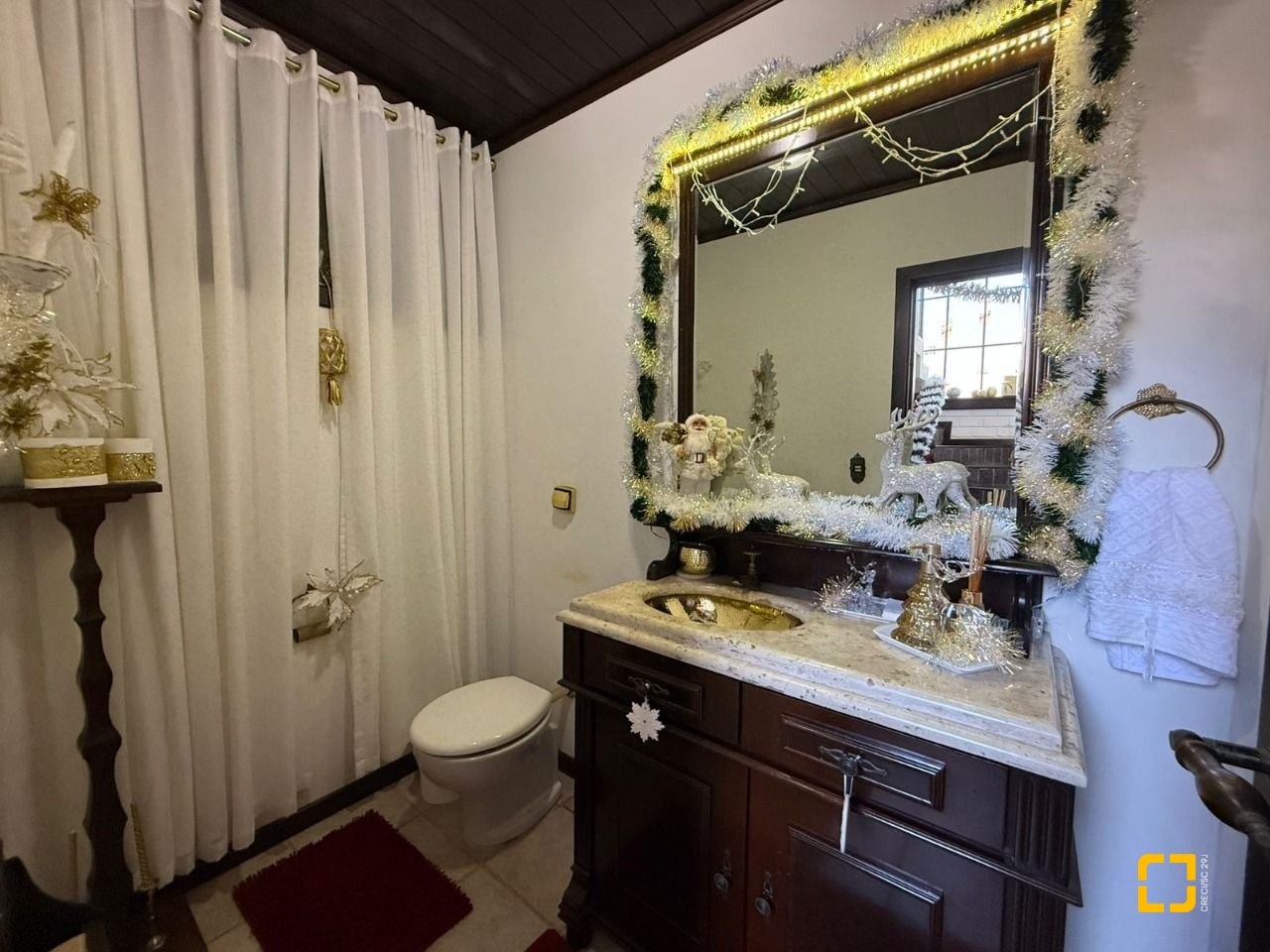 Casa com 540m², 5 quartos (sendo 2 suítes), 6 garagens, no bairro Itacorubi em Florianópolis