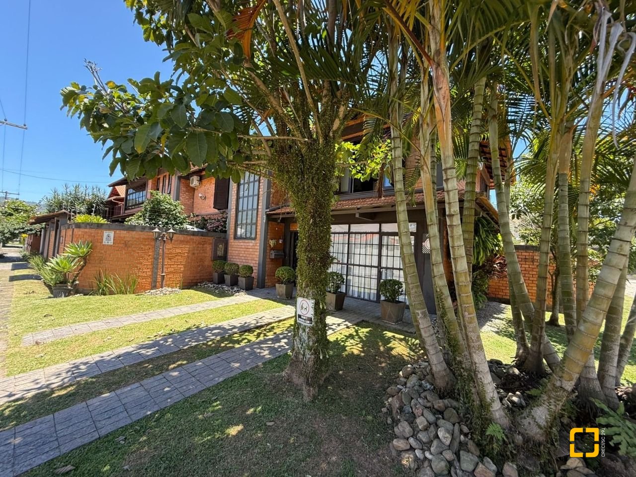 Casa com 540m², 5 quartos (sendo 2 suítes), 6 garagens, no bairro Itacorubi em Florianópolis