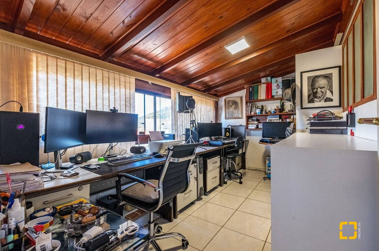 Cobertura com 297m², 5 quartos (sendo 3 suítes), 2 garagens, no bairro Canasvieiras em Florianópolis