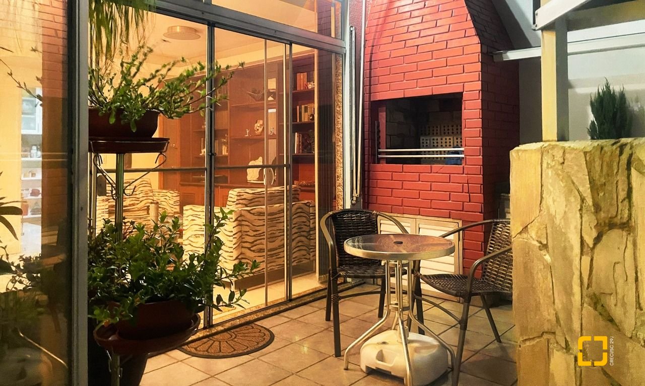 Cobertura com 297m², 5 quartos (sendo 3 suítes), 2 garagens, no bairro Canasvieiras em Florianópolis