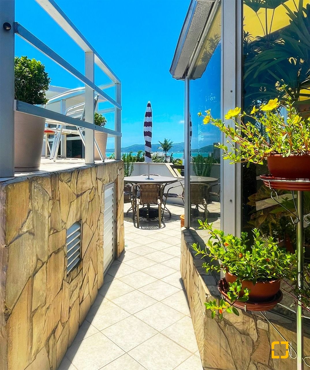 Cobertura com 297m², 5 quartos (sendo 3 suítes), 2 garagens, no bairro Canasvieiras em Florianópolis