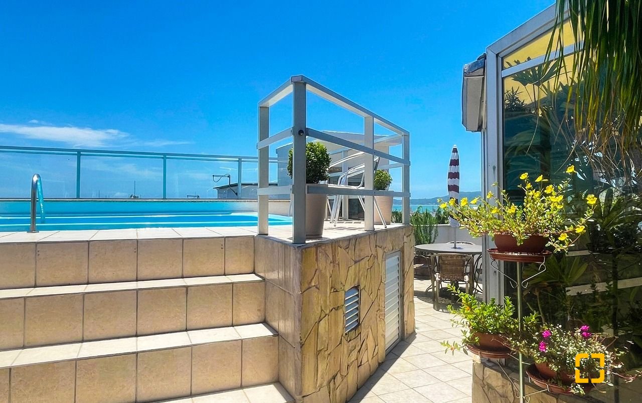 Cobertura com 297m², 5 quartos (sendo 3 suítes), 2 garagens, no bairro Canasvieiras em Florianópolis